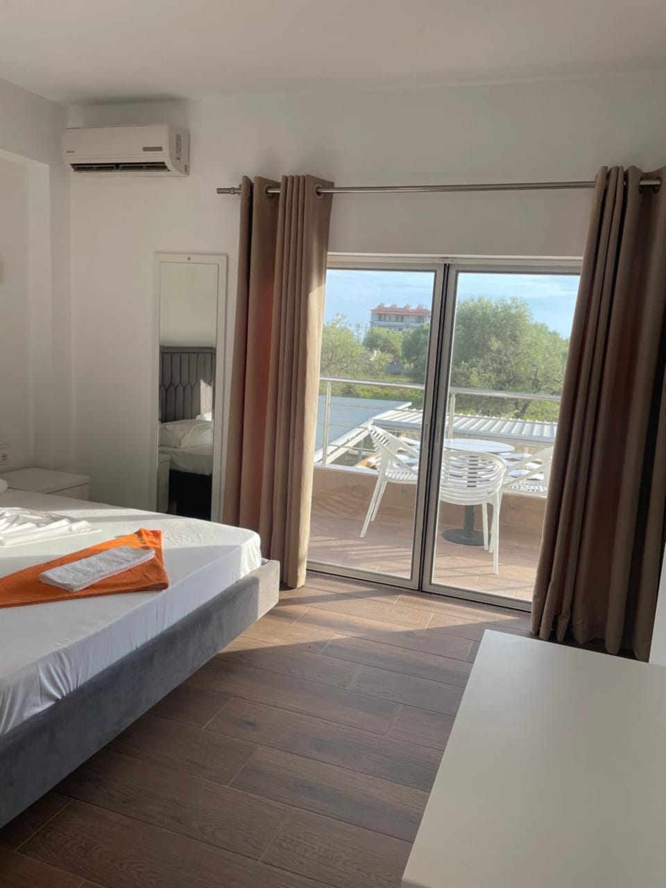 Bed, TV and multimedia, View (from property/room), Balcony/Terrace, Bedroom, air conditioner