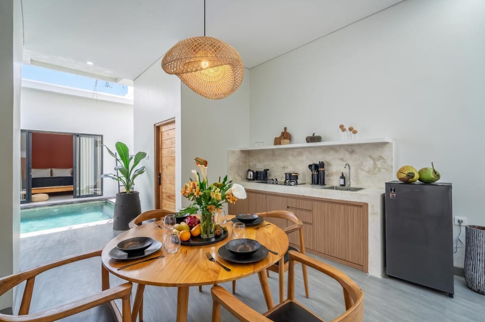 Kitchen or kitchenette, Dining area