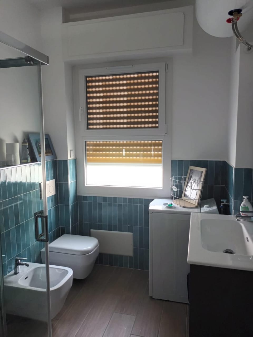 Shower, Toilet, bidet, towels, washing machine