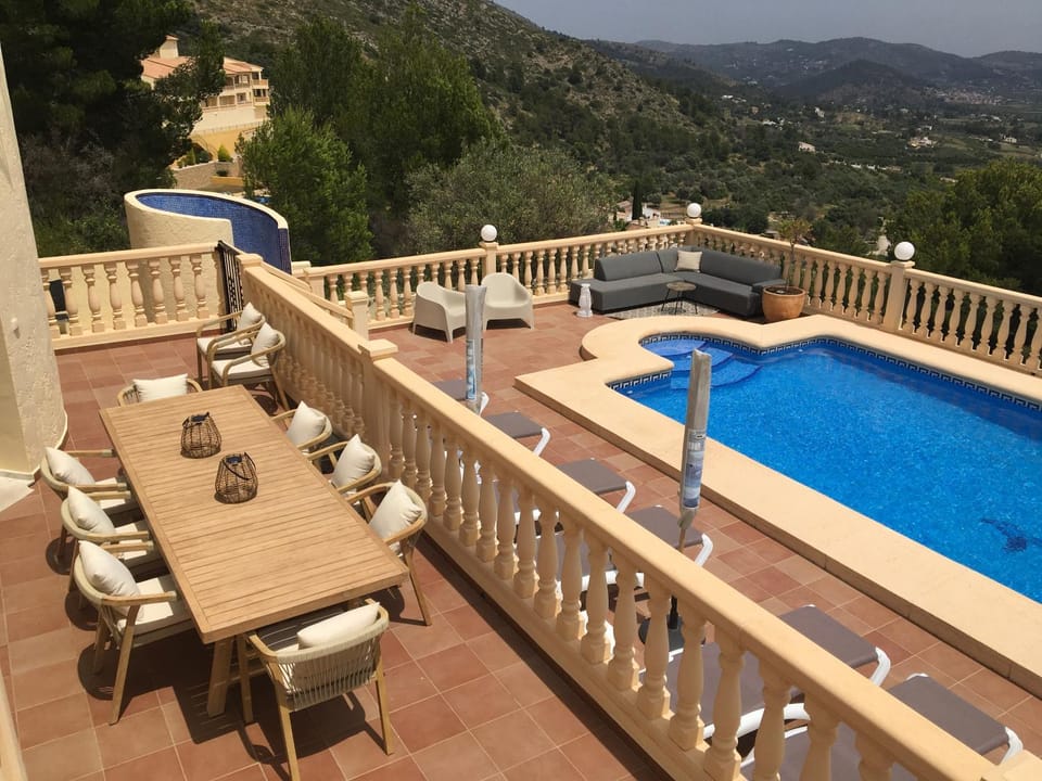 Balcony/Terrace, Mountain view, Pool view, Swimming pool, sunbed