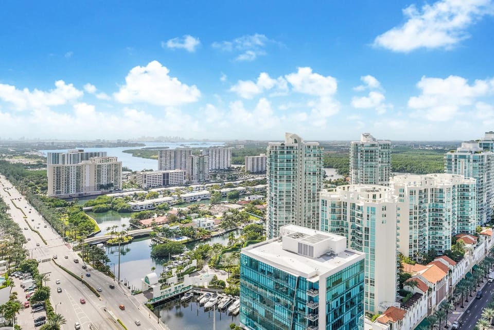 A Breathtaking Oceanview - High Rise Luxury Condo House in Sunny Isles Beach