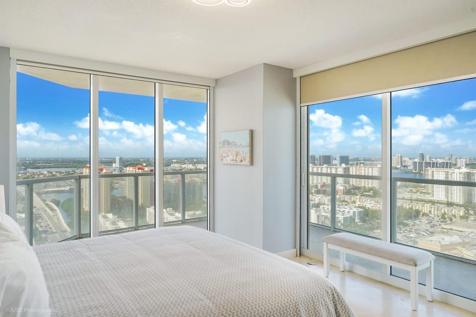 A Breathtaking Oceanview - High Rise Luxury Condo House in Sunny Isles Beach
