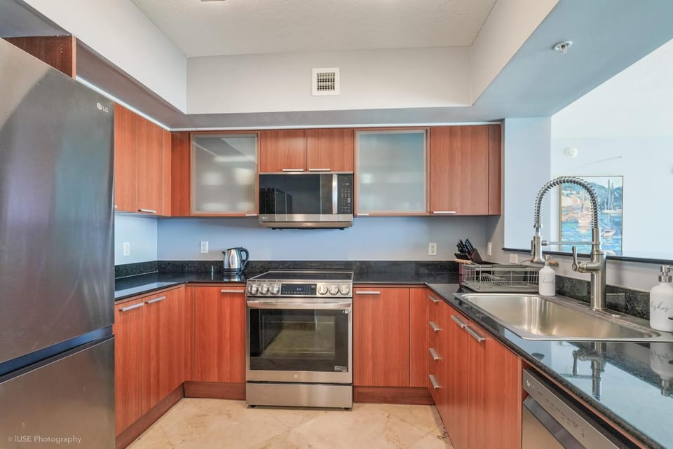 A Breathtaking Oceanview - High Rise Luxury Condo House in Sunny Isles Beach