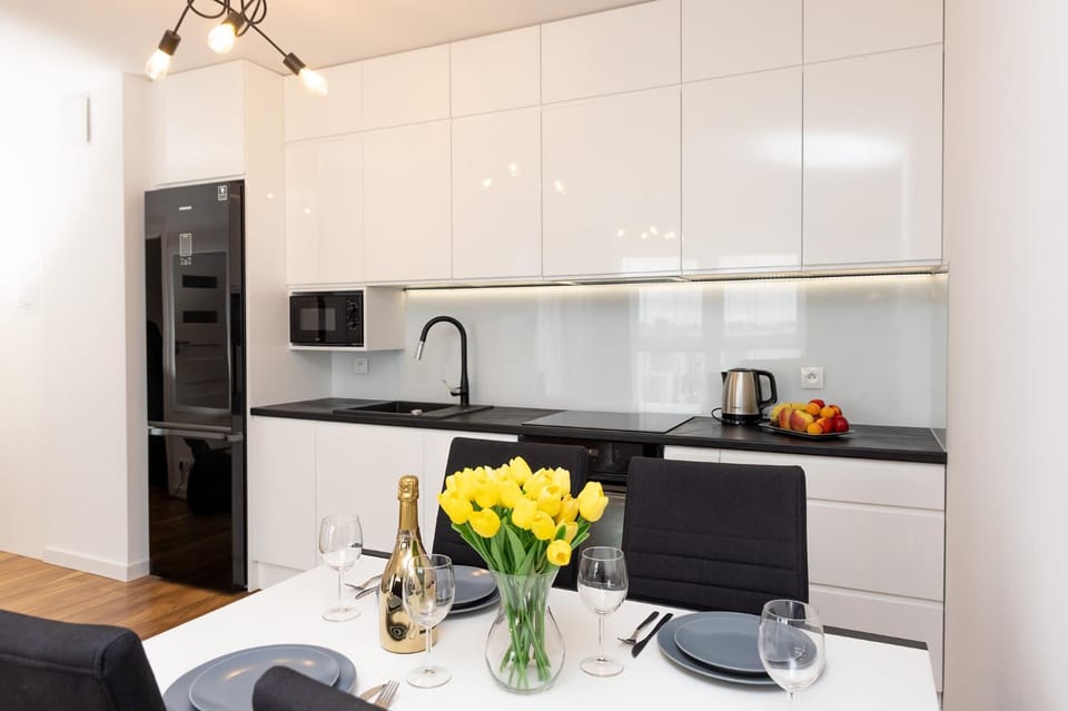 Coffee/tea facilities, Kitchen or kitchenette, Dining area, dishwasher, oven, stove