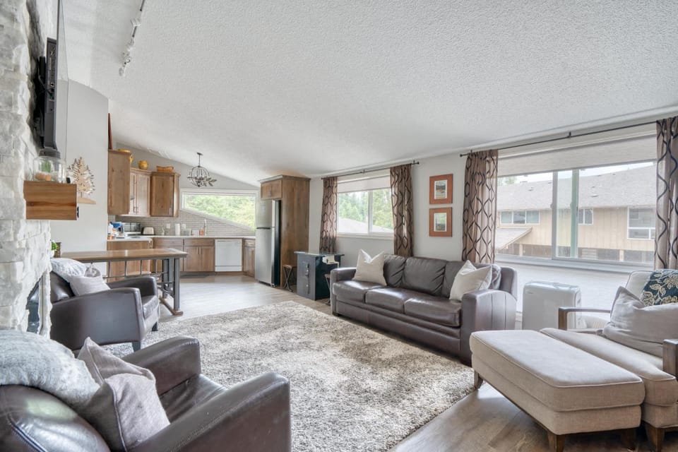 Mt Hood Village Condo - Cozy Retreat with Fireplace House in Welches