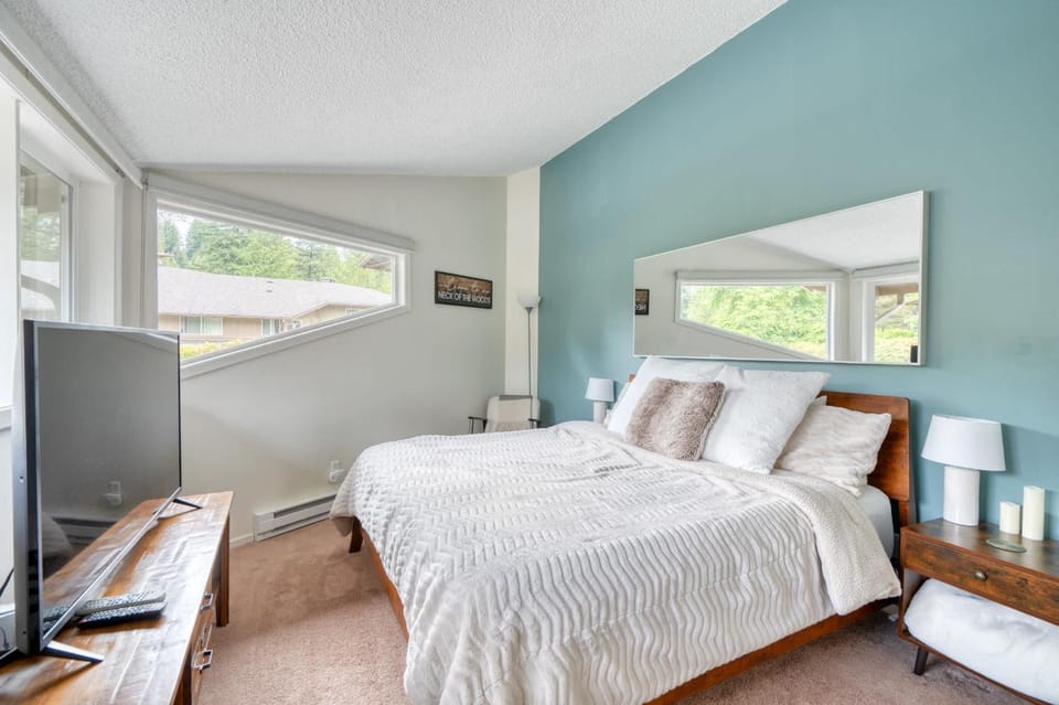 Mt Hood Village Condo - Cozy Retreat with Fireplace House in Welches