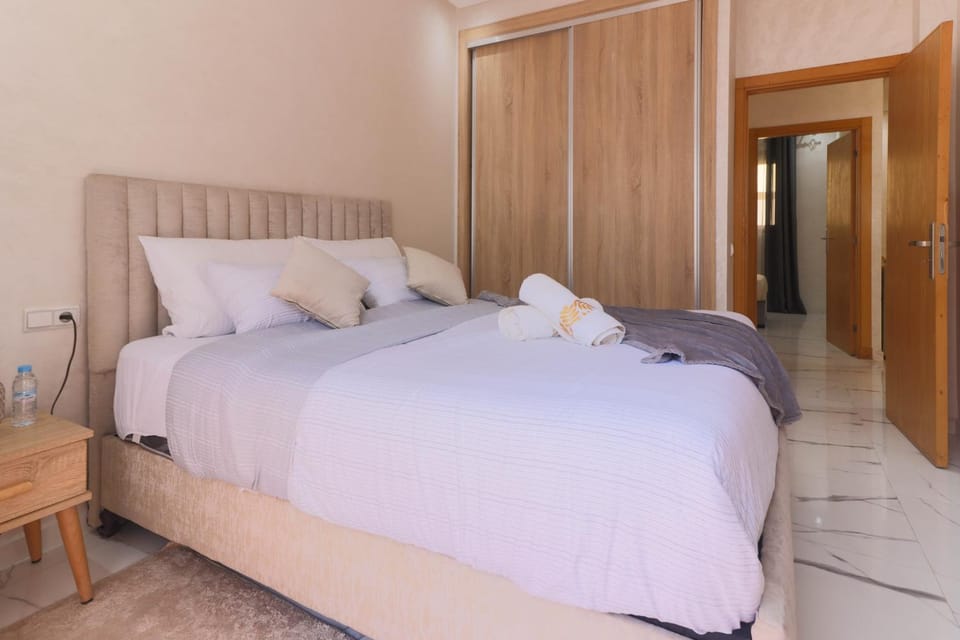 Bed, Bedroom, towels