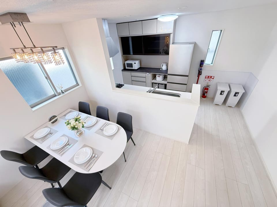 Kitchen or kitchenette, Living room, Seating area, Dining area, stove