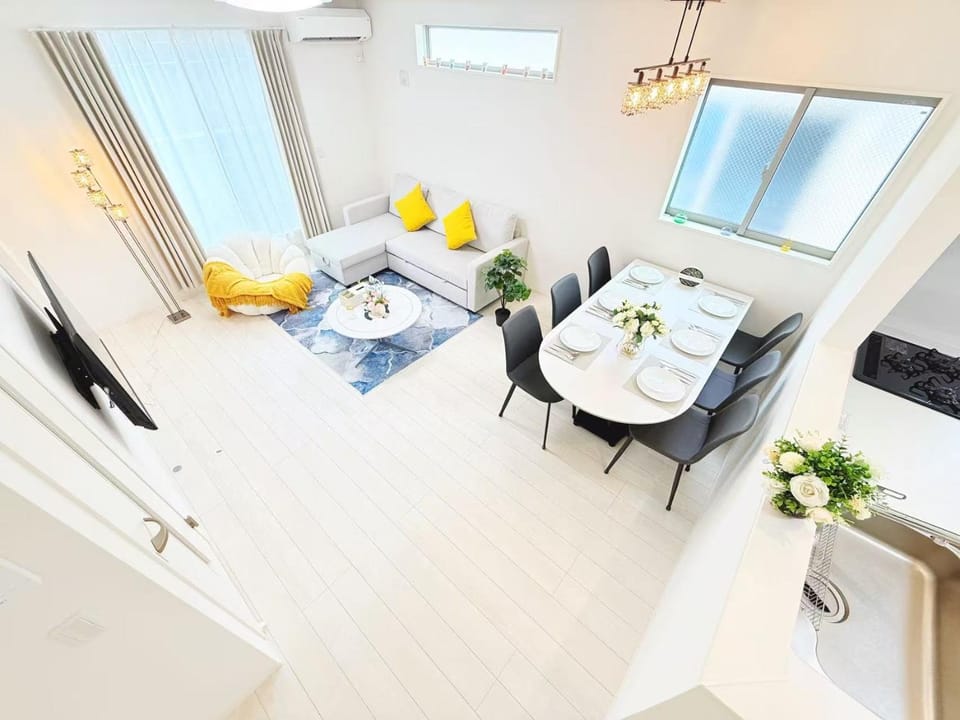 Bed, TV and multimedia, Living room, Photo of the whole room, Seating area, Dining area, air conditioner