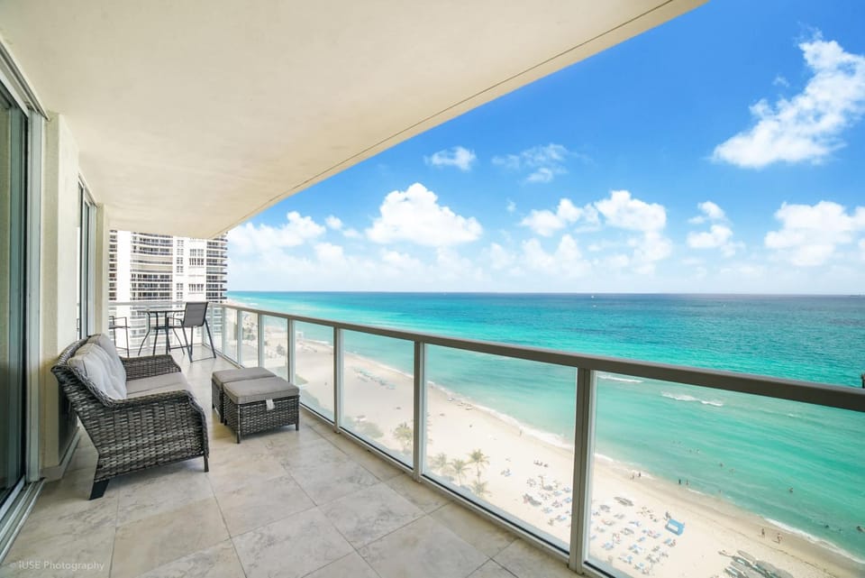 Balcony on the Ocean - Picture Perfect House in Sunny Isles Beach