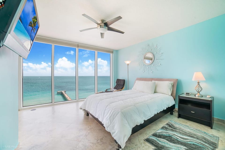 Balcony on the Ocean - Picture Perfect House in Sunny Isles Beach