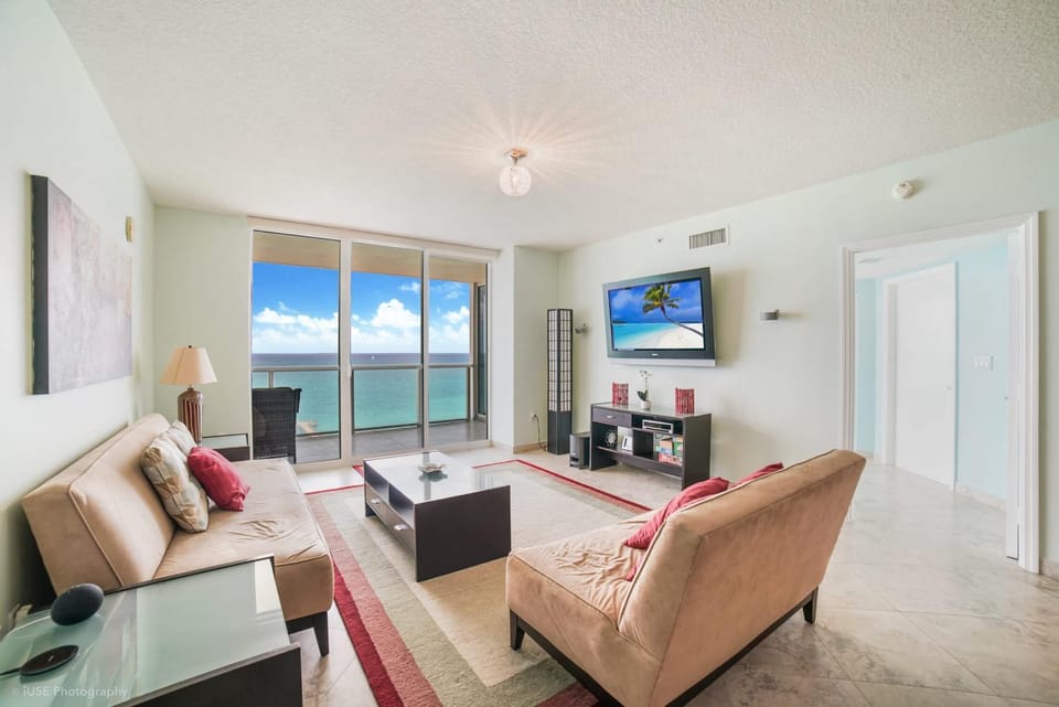 Balcony on the Ocean - Picture Perfect House in Sunny Isles Beach