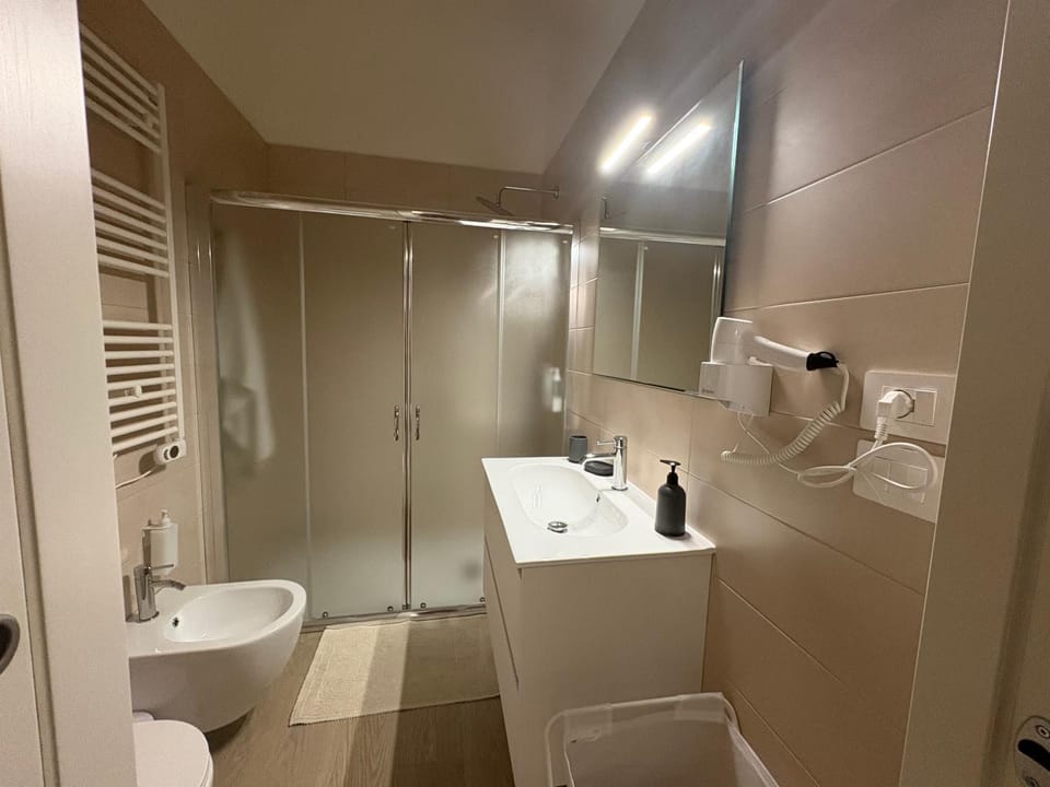 Shower, Toilet