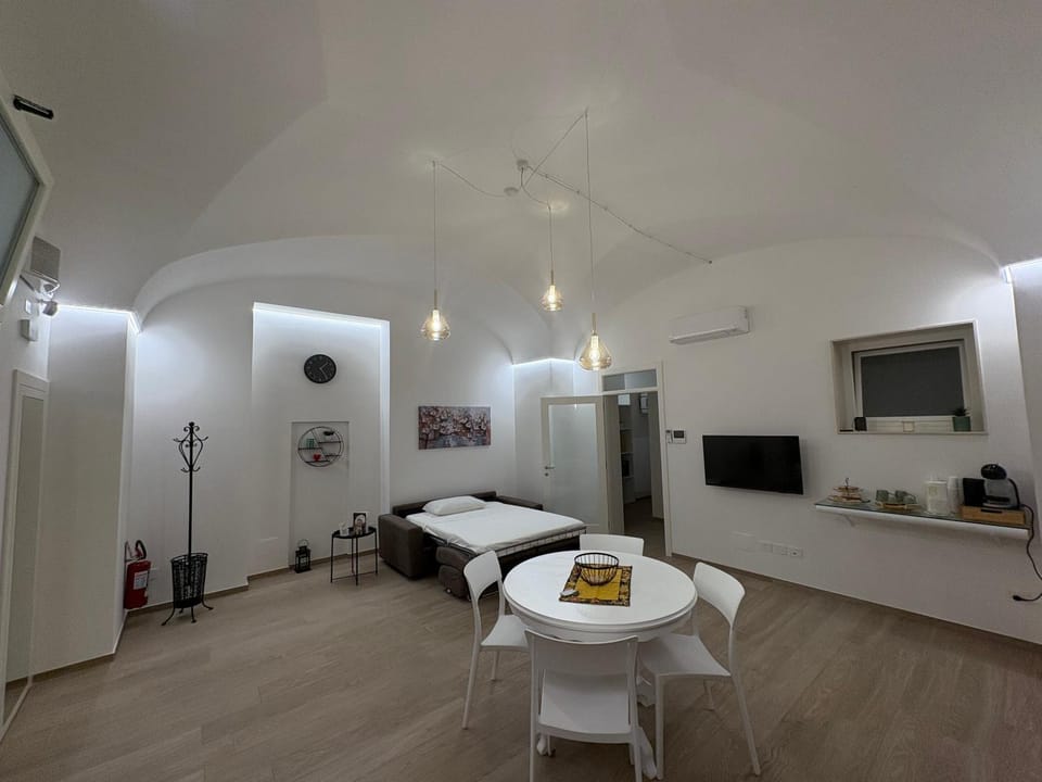 Photo of the whole room, Seating area
