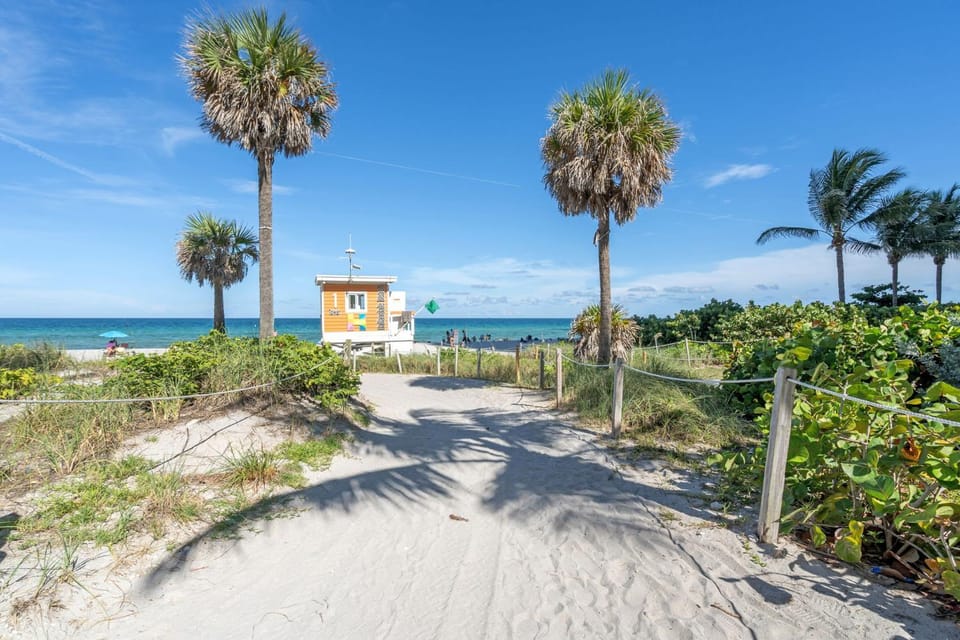 Ocean Wind - Luxury Beachfront Condo with Pool & Gym House in Hollywood Beach