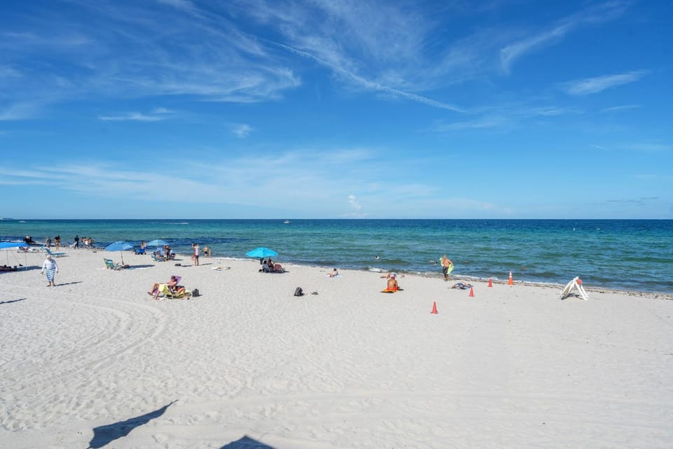 Ocean Wind - Luxury Beachfront Condo with Pool & Gym House in Hollywood Beach