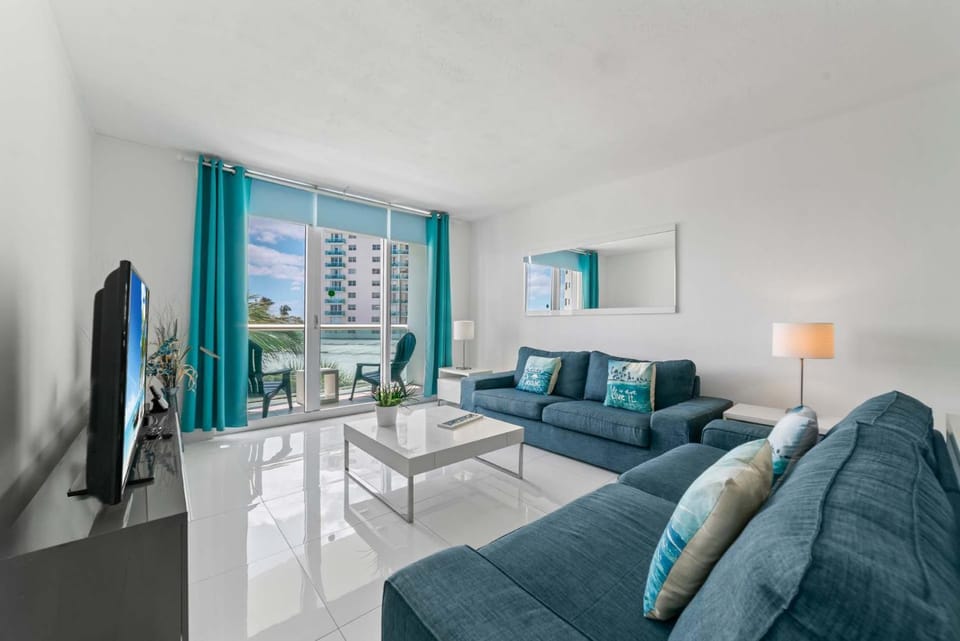 Ocean Wind - Luxury Beachfront Condo with Pool & Gym House in Hollywood Beach