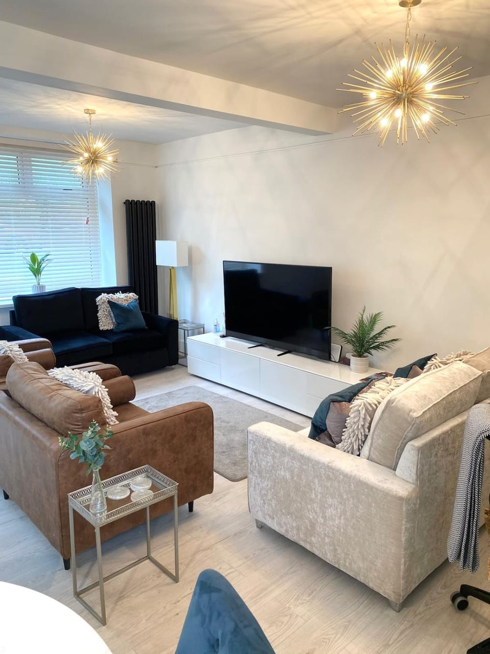 Property building, Communal lounge/ TV room, TV and multimedia, Living room, Evening entertainment, heating