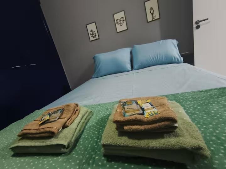 Bed, Bedroom, towels