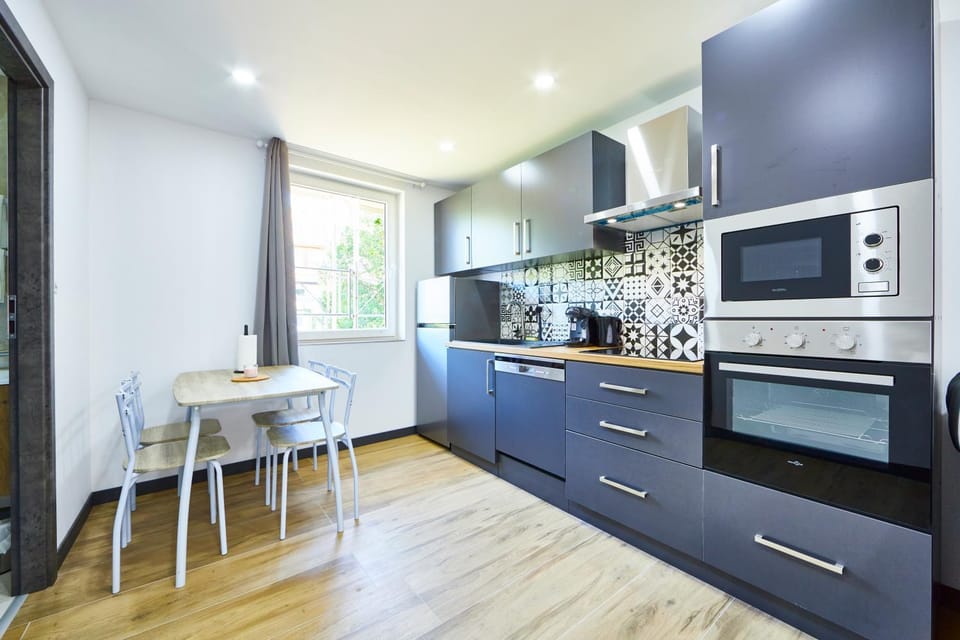 Kitchen or kitchenette, Dining area, dishwasher, oven