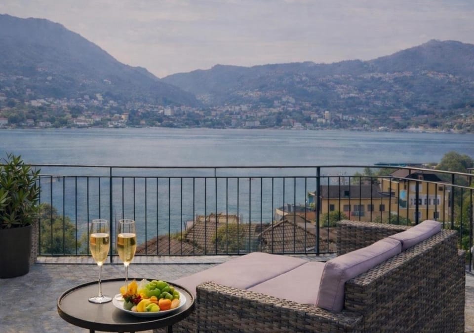 View (from property/room), Balcony/Terrace, Lake view