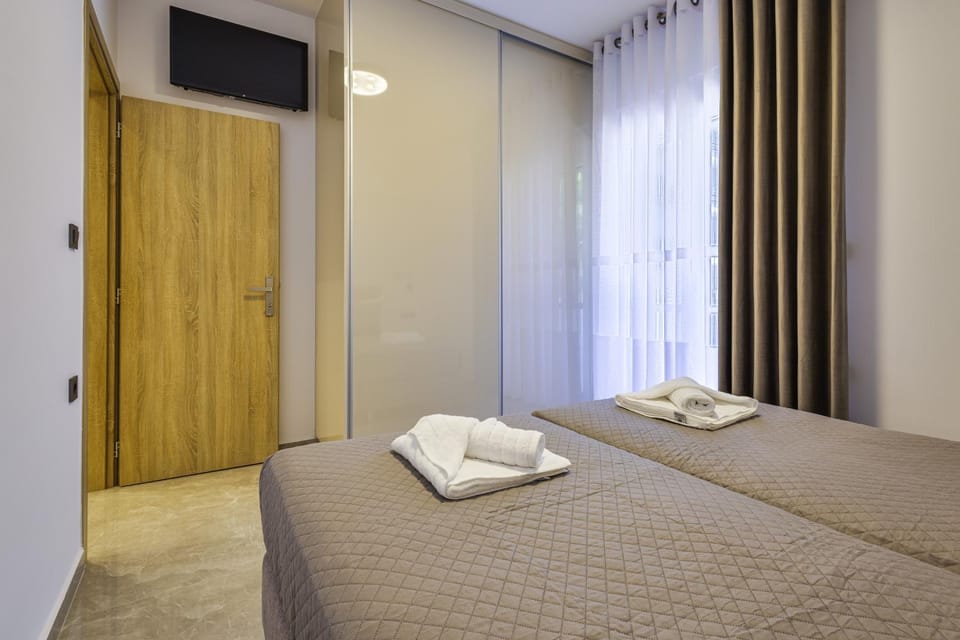Bed, TV and multimedia, Bedroom, towels