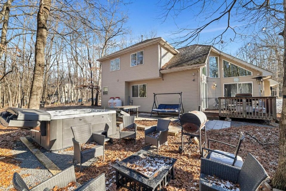 Patio, Spring, Day, BBQ facilities, Garden, Seating area, Garden view