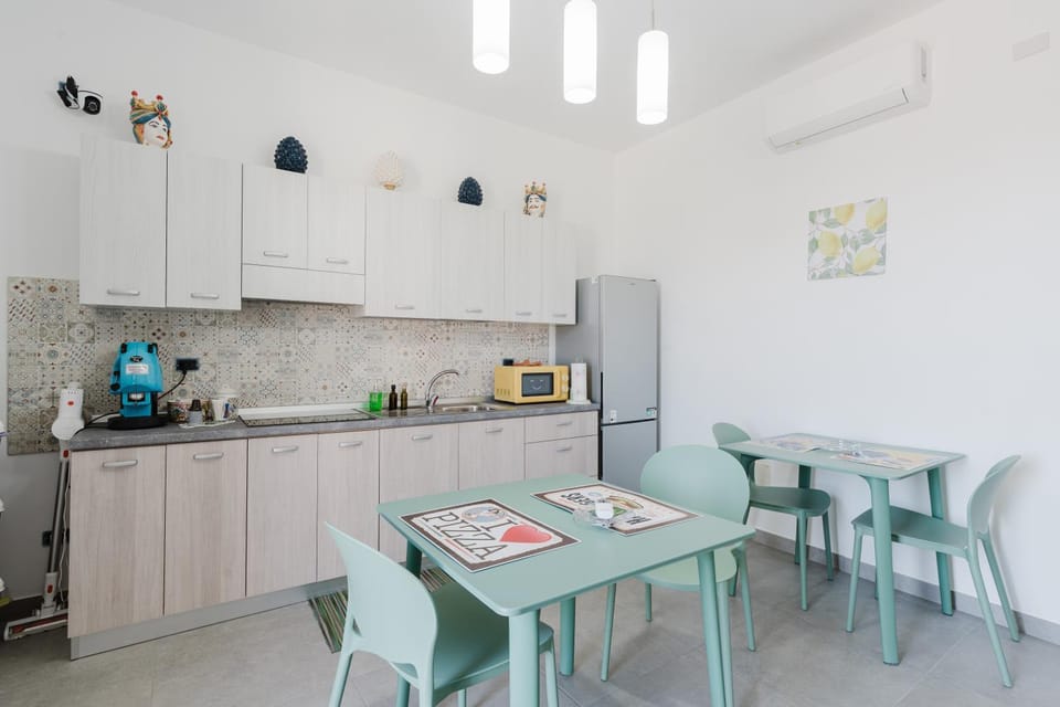 Property building, Kitchen or kitchenette, Living room