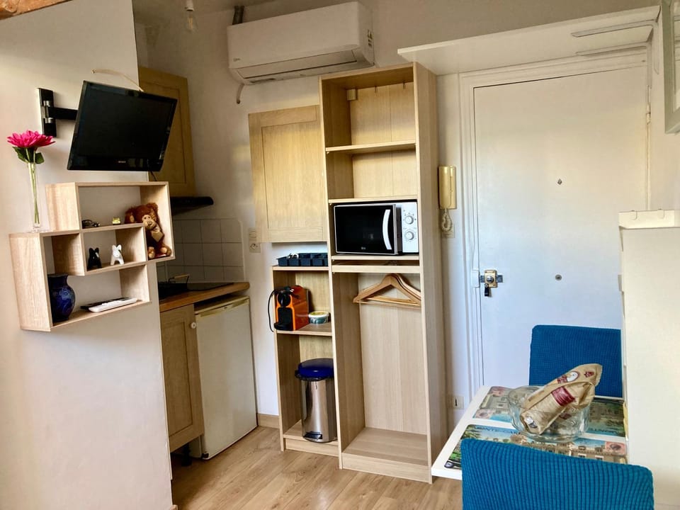 Studio mansardé plein centre et à 5 mn des plages Apartment in Nice
