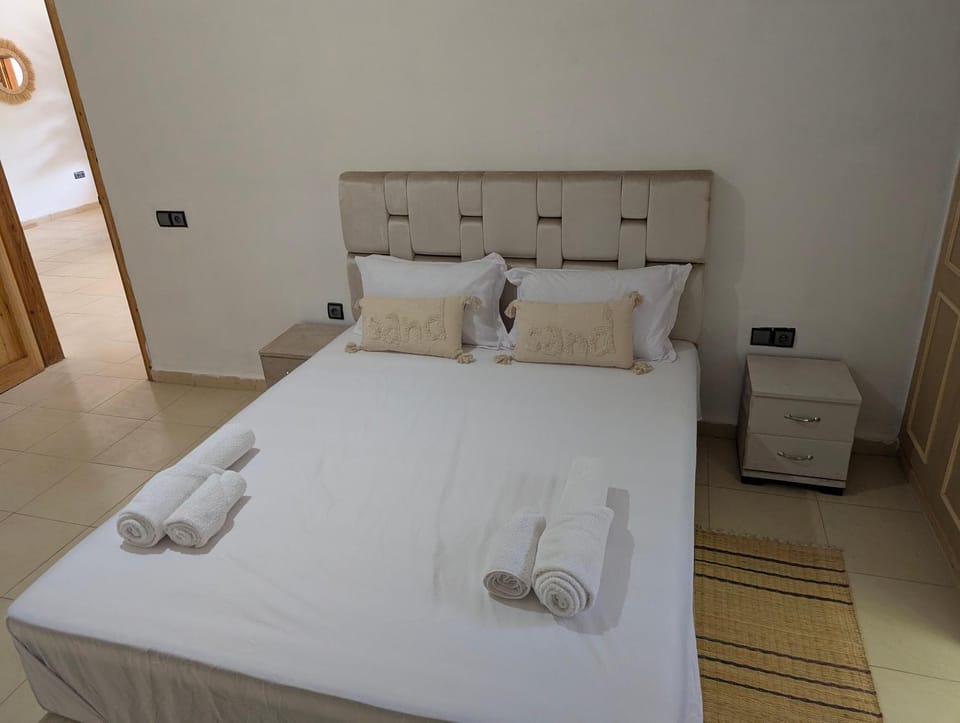 Bed, Bedroom, towels