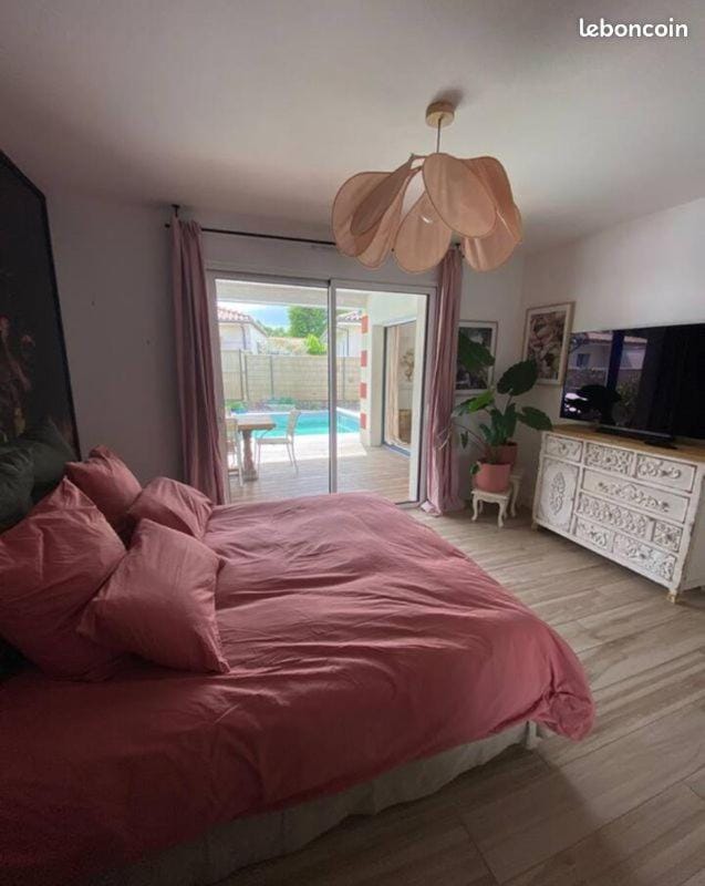Bed, TV and multimedia, Photo of the whole room, Bedroom, Pool view