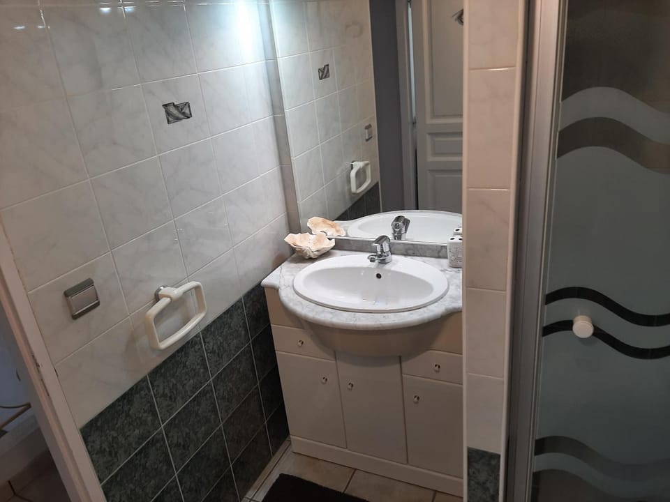 Shower, Bathroom, towels