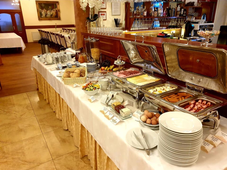 Restaurant/places to eat, Food and drinks, Banquet/Function facilities, Food, Breakfast, Continental breakfast, Buffet breakfast