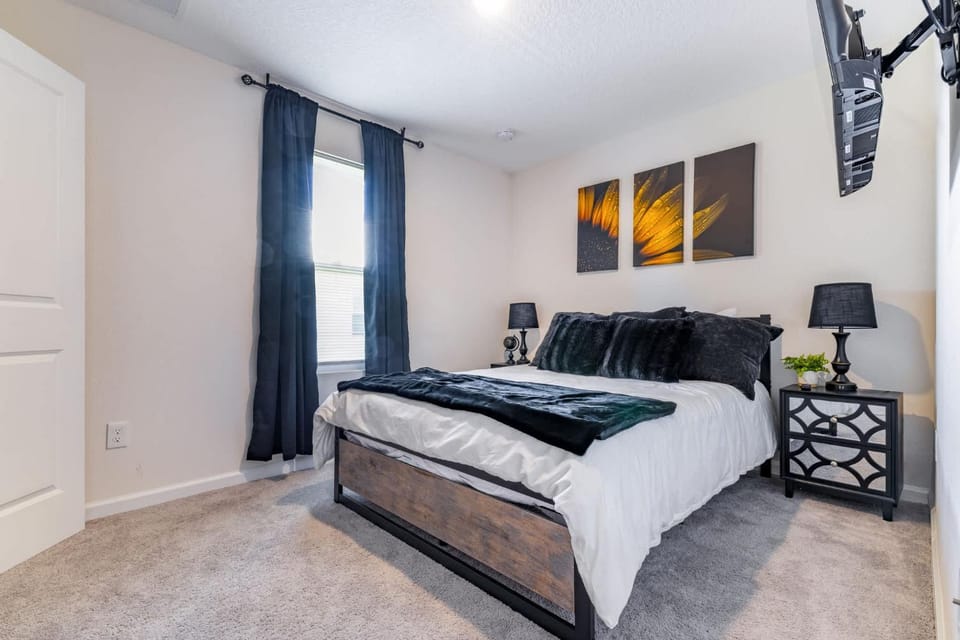 Bed, TV and multimedia, Bedroom