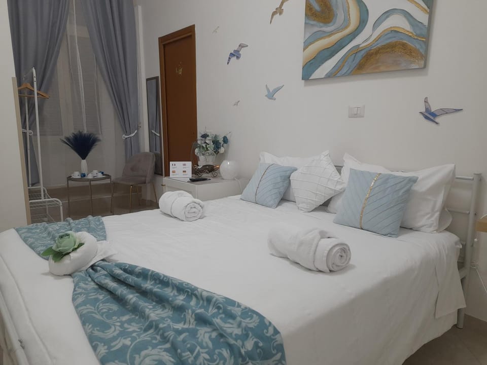 Bed, Photo of the whole room, Bedroom, towels