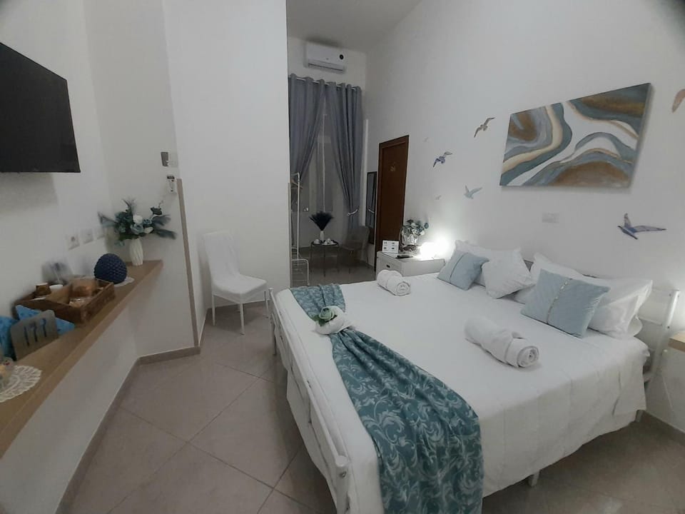 TV and multimedia, Photo of the whole room, Bedroom