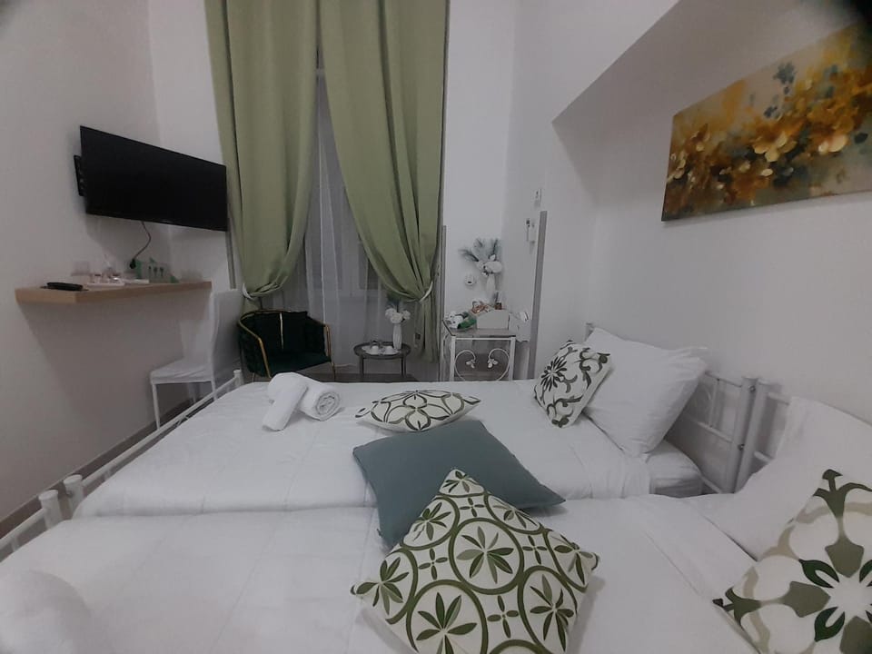 Bed, TV and multimedia, Photo of the whole room, Bedroom, towels