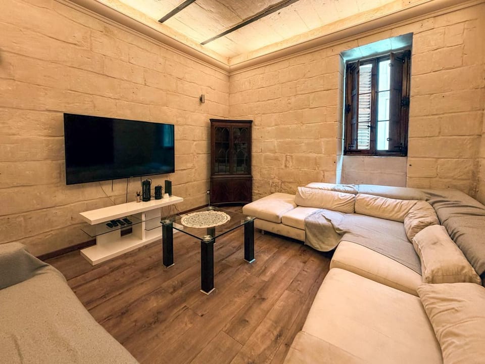 5 Bedroom Townhouse with Rooftop Terrace 20m from Sliema Promenade House in Sliema