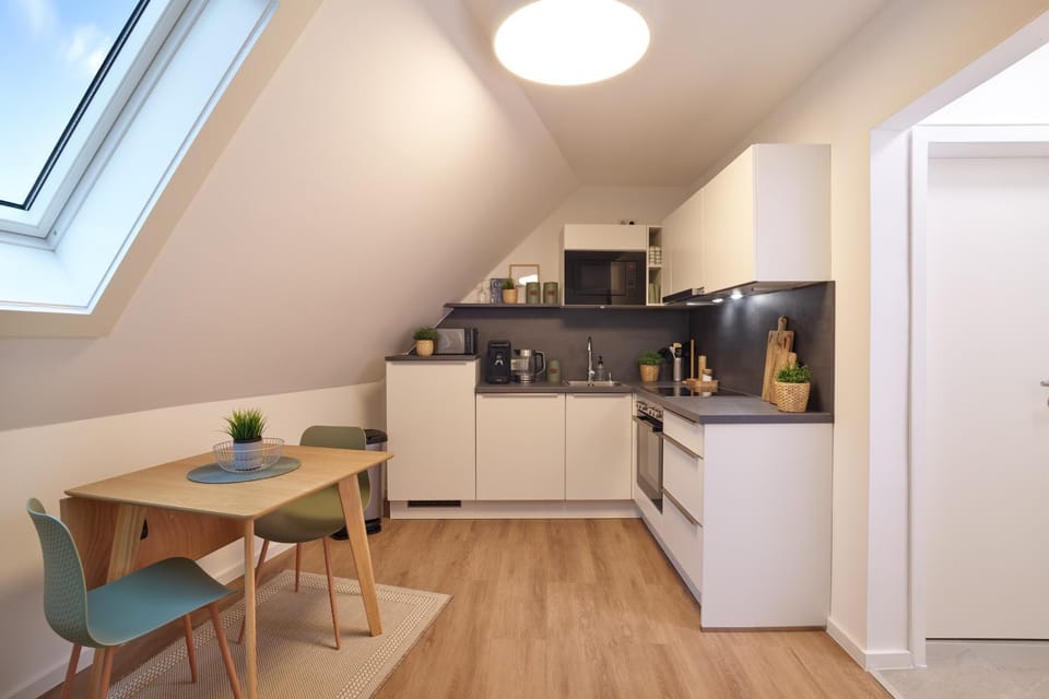 Coffee/tea facilities, Kitchen or kitchenette, Dining area, oven, stove