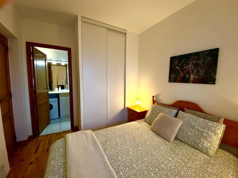 Bed, Bathroom, Photo of the whole room, Bedroom, wardrobe