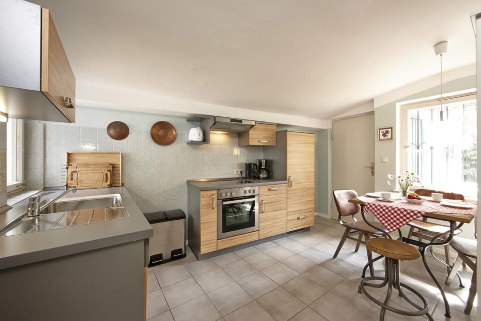 Kitchen or kitchenette, Seating area, Dining area
