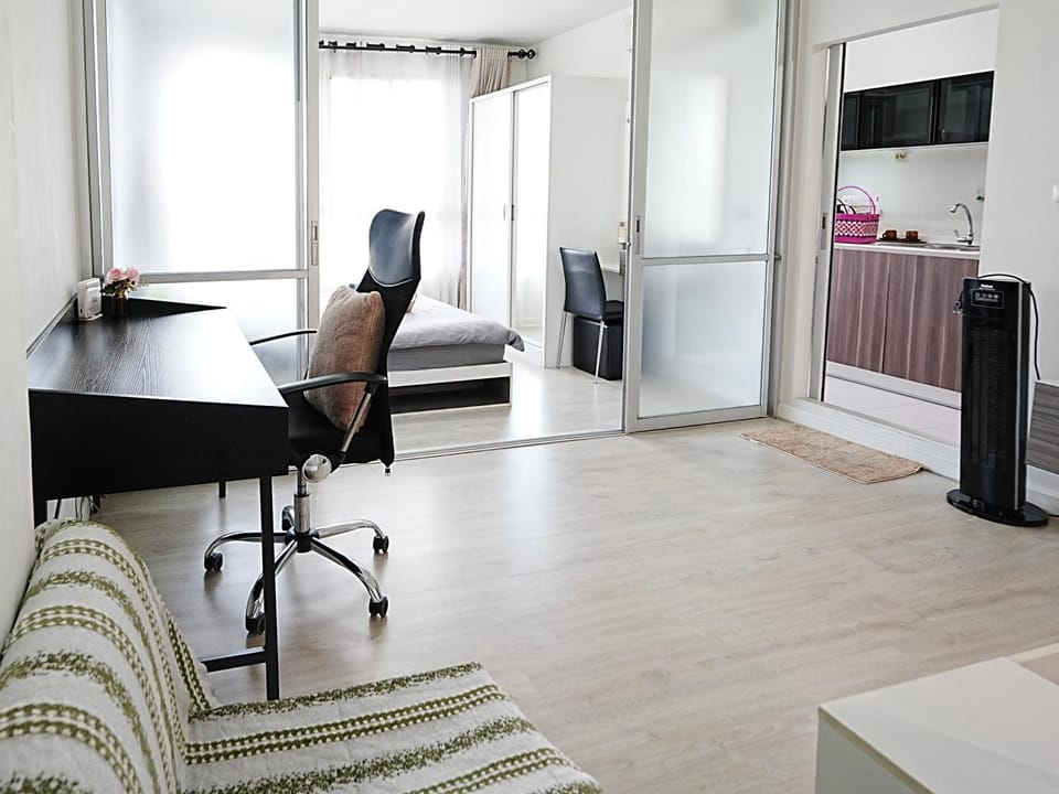 TV and multimedia, Kitchen or kitchenette, Living room, Seating area, Dining area