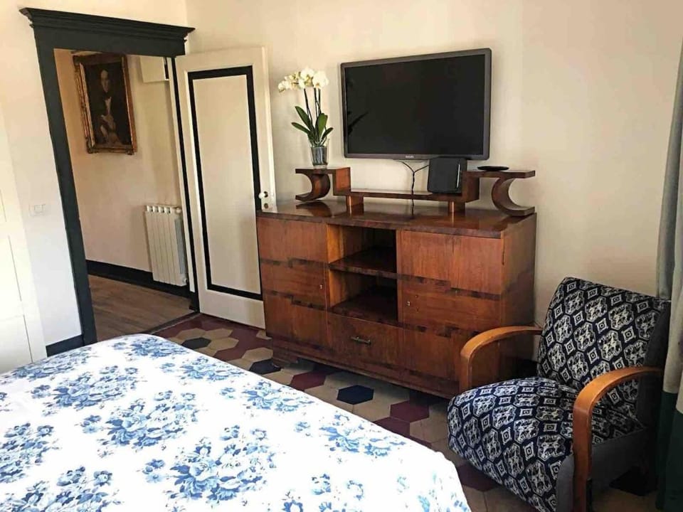 Communal lounge/ TV room, Bed, TV and multimedia, Living room, Photo of the whole room, Seating area, Evening entertainment, Bedroom, hair dresser, wardrobe