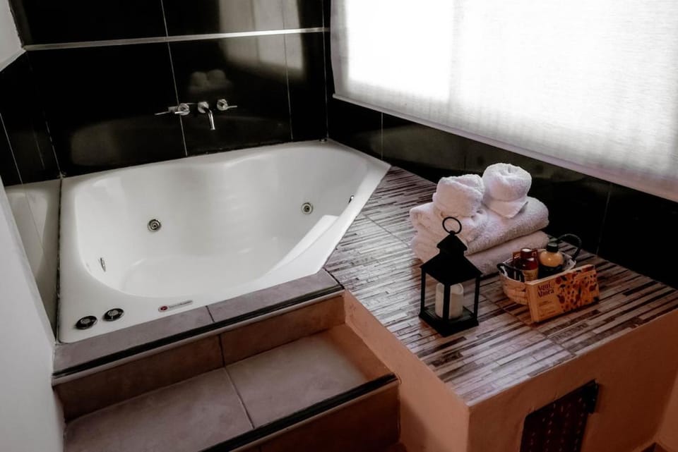 Hot Tub, Bathroom