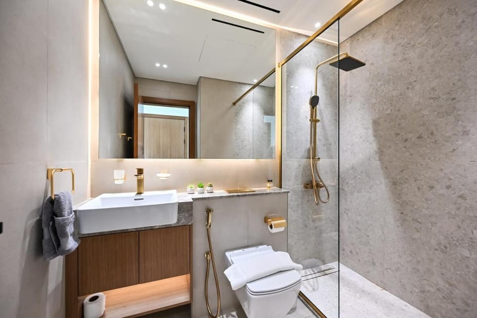 Golden Stays - Binghatti Amber I Luxury 1BR Apartment I Fully Furnished I Pool & Gym Apartment in Dubai