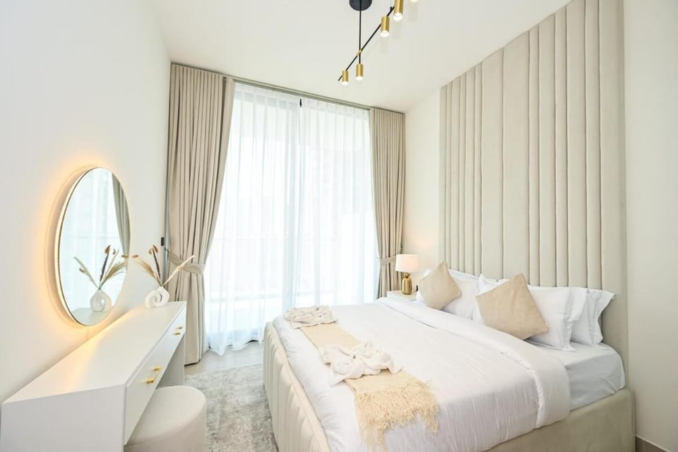 Golden Stays - Binghatti Amber I Luxury 1BR Apartment I Fully Furnished I Pool & Gym Apartment in Dubai
