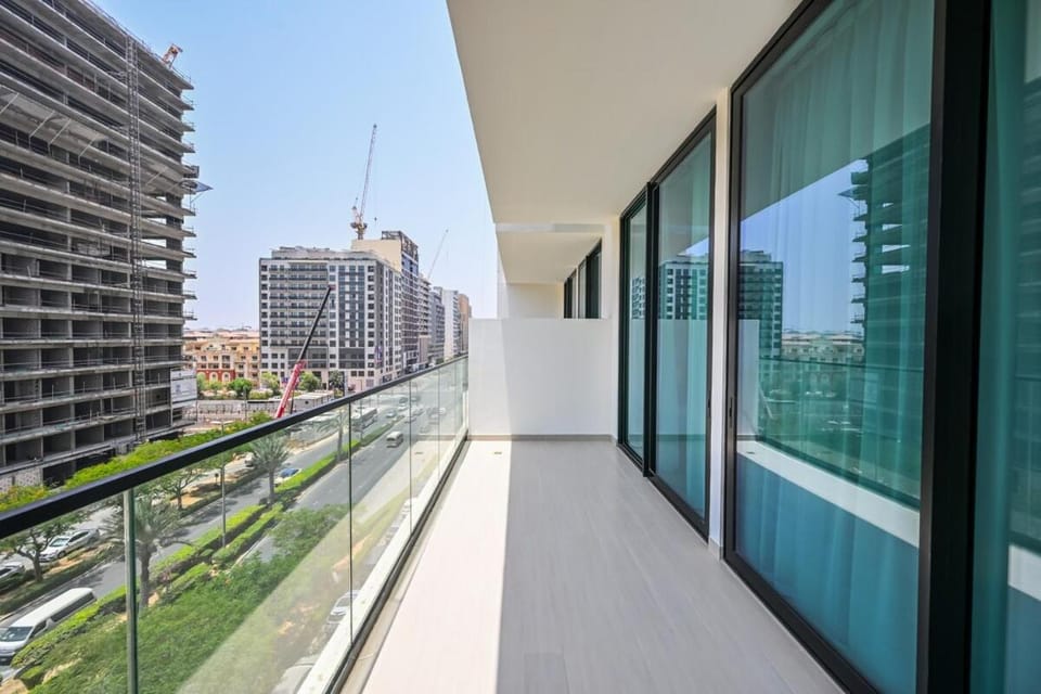 Golden Stays - Binghatti Amber I Luxury 1BR Apartment I Fully Furnished I Pool & Gym Apartment in Dubai