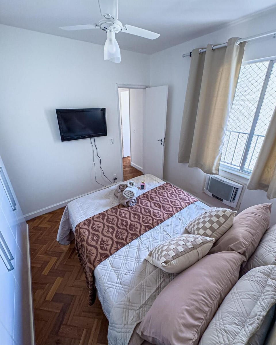 Bed, TV and multimedia, Photo of the whole room, Bedroom, wardrobe, air conditioner