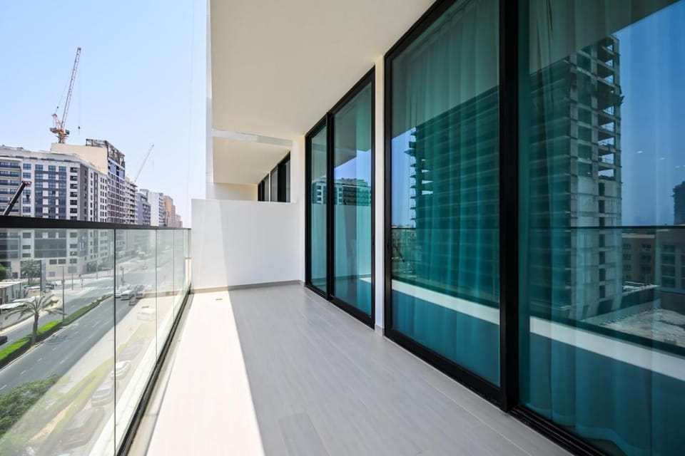 Golden Stays - Binghatti Amber I Modern 1BR Apartment I Balcony, Pool & Gym Access Apartment in Dubai