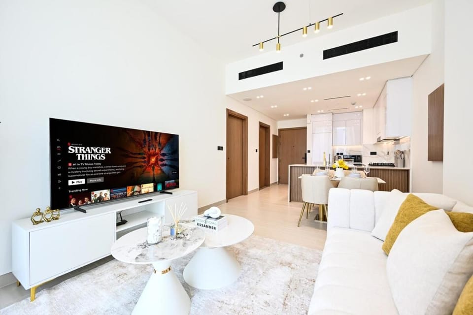 Golden Stays - Binghatti Amber I Modern 1BR Apartment I Balcony, Pool & Gym Access Apartment in Dubai